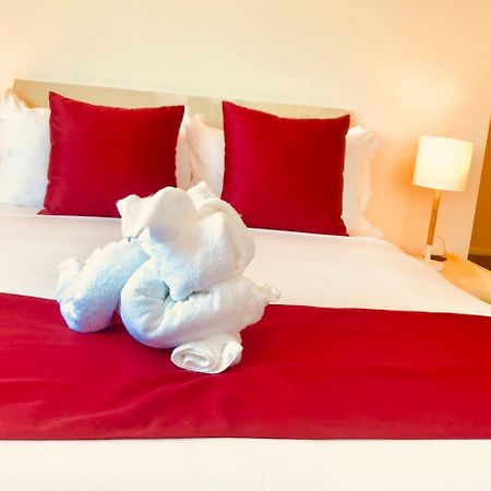 Bealey Plaza Motel Christchurch Eksteriør bilde A bed with a red bed runner