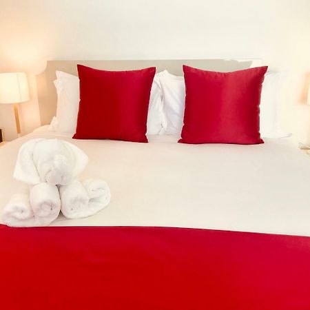 Bealey Plaza Motel Christchurch Eksteriør bilde A bed with a red bed runner