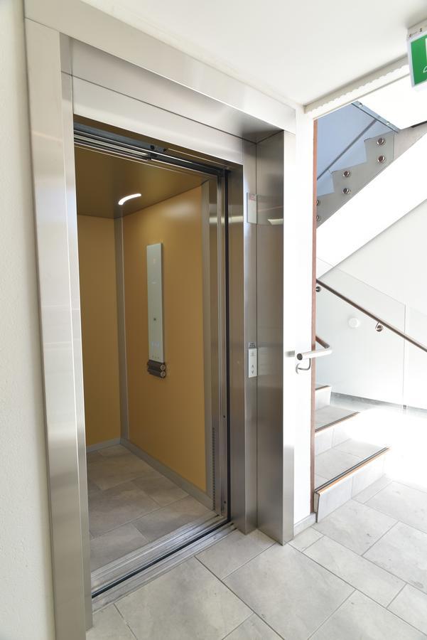 Bealey Plaza Motel Christchurch Eksteriør bilde A door closing on a passenger elevator