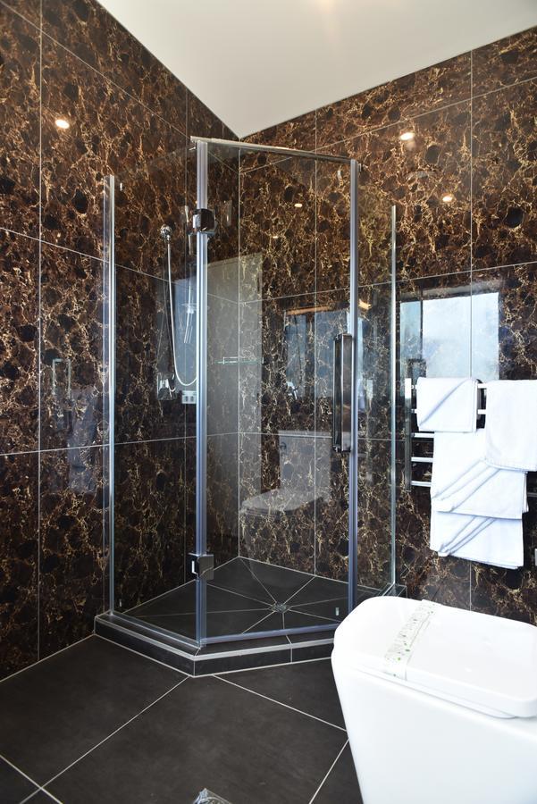 Bealey Plaza Motel Christchurch Eksteriør bilde A shower cubicle
