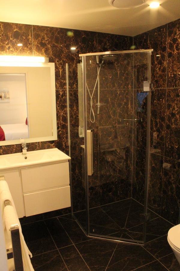 Bealey Plaza Motel Christchurch Eksteriør bilde A shower enclosure
