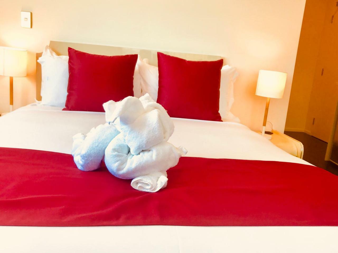 Bealey Plaza Motel Christchurch Eksteriør bilde A bed with a red bed runner