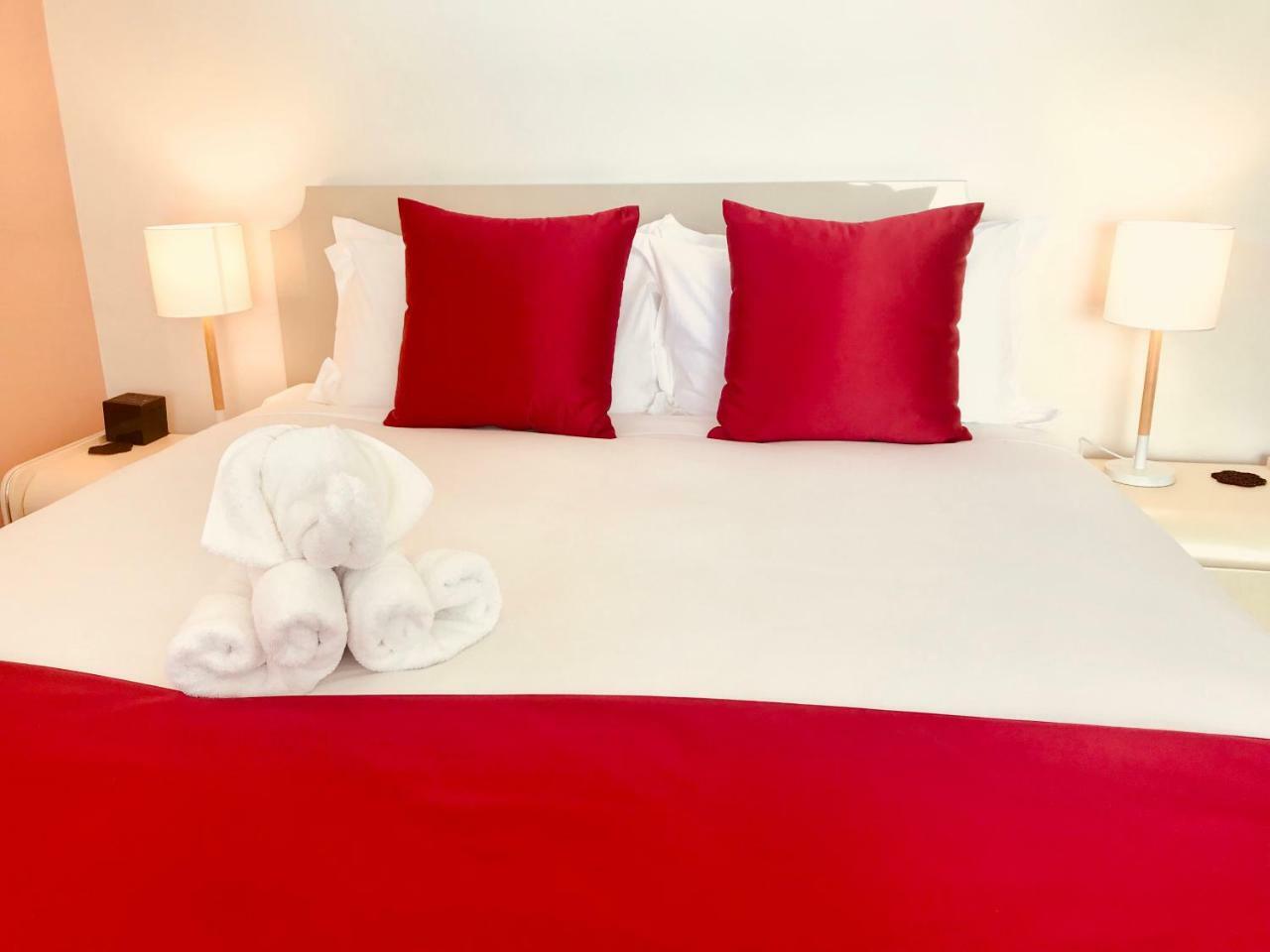 Bealey Plaza Motel Christchurch Eksteriør bilde A bed with a red bed runner