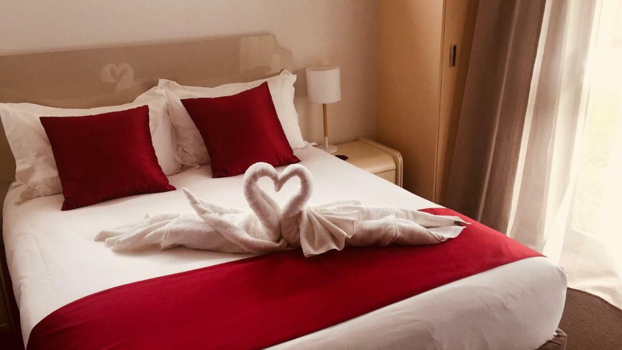 Bealey Plaza Motel Christchurch Eksteriør bilde A bed with a heart-shaped towel