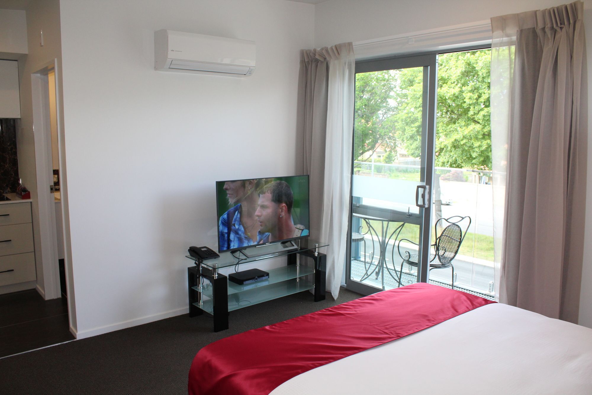 Bealey Plaza Motel Christchurch Eksteriør bilde A television in a hotel room