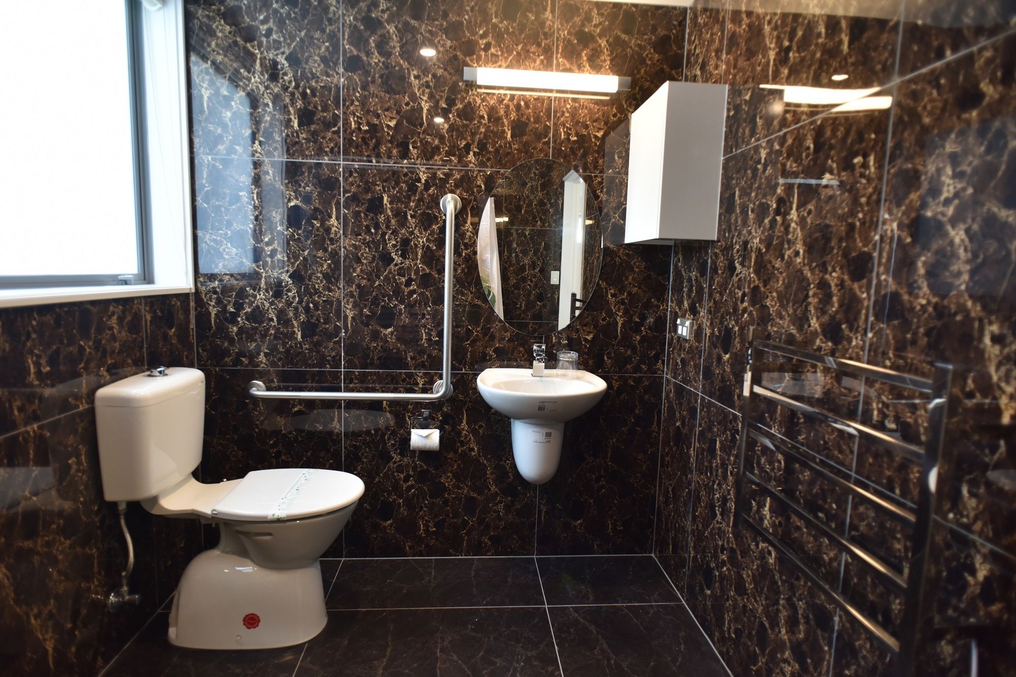 Bealey Plaza Motel Christchurch Eksteriør bilde A disabled toilet with a disabled refuge alarm