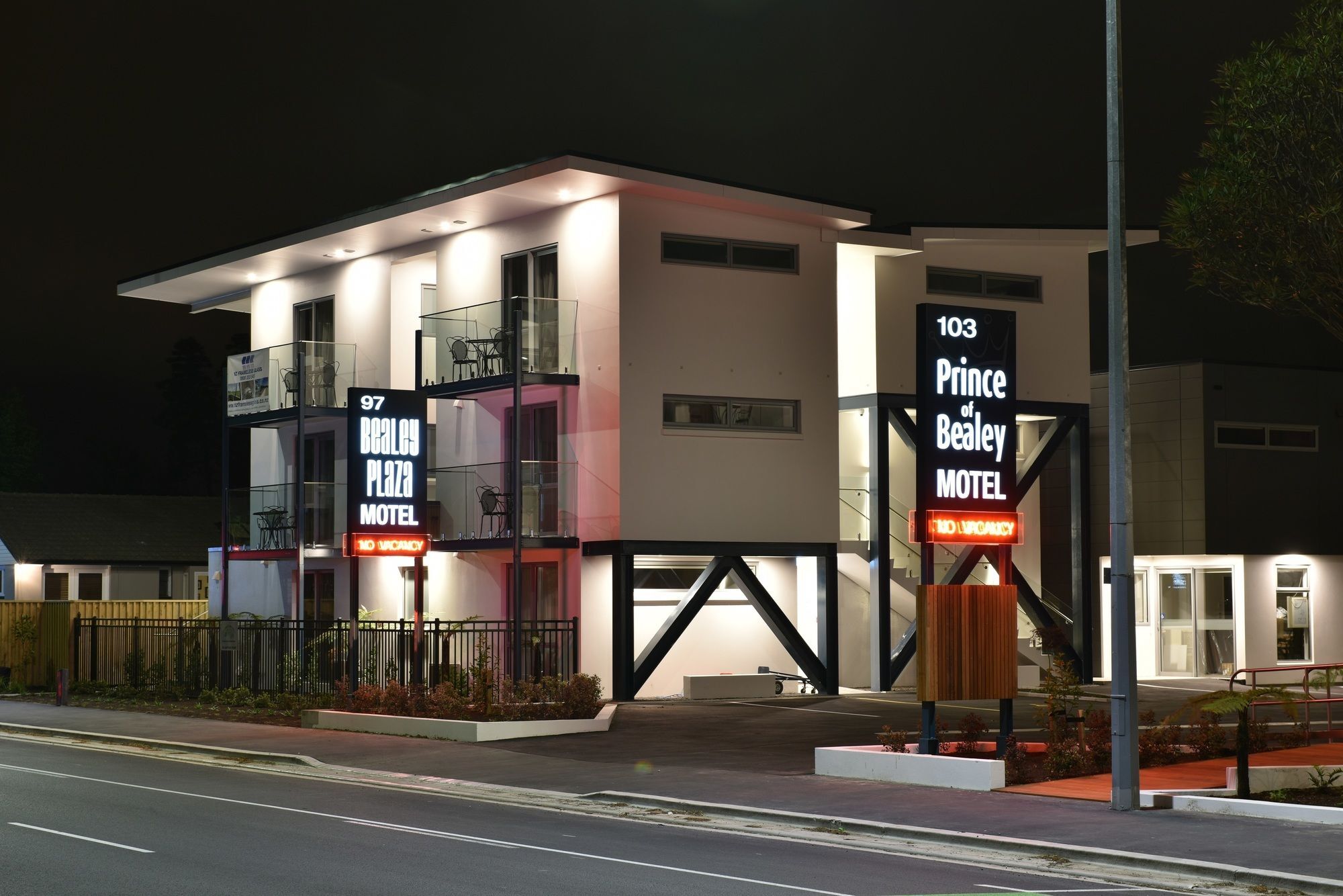 Bealey Plaza Motel Christchurch Eksteriør bilde The motel at night