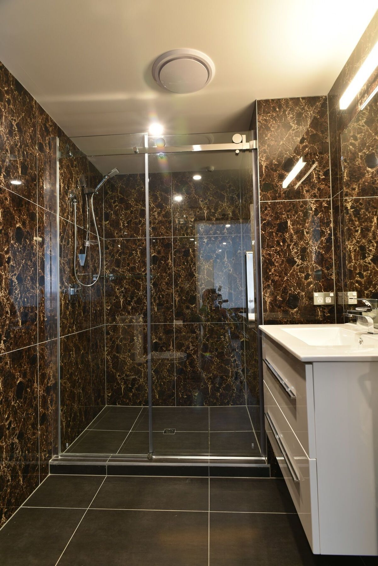Bealey Plaza Motel Christchurch Eksteriør bilde A shower enclosure