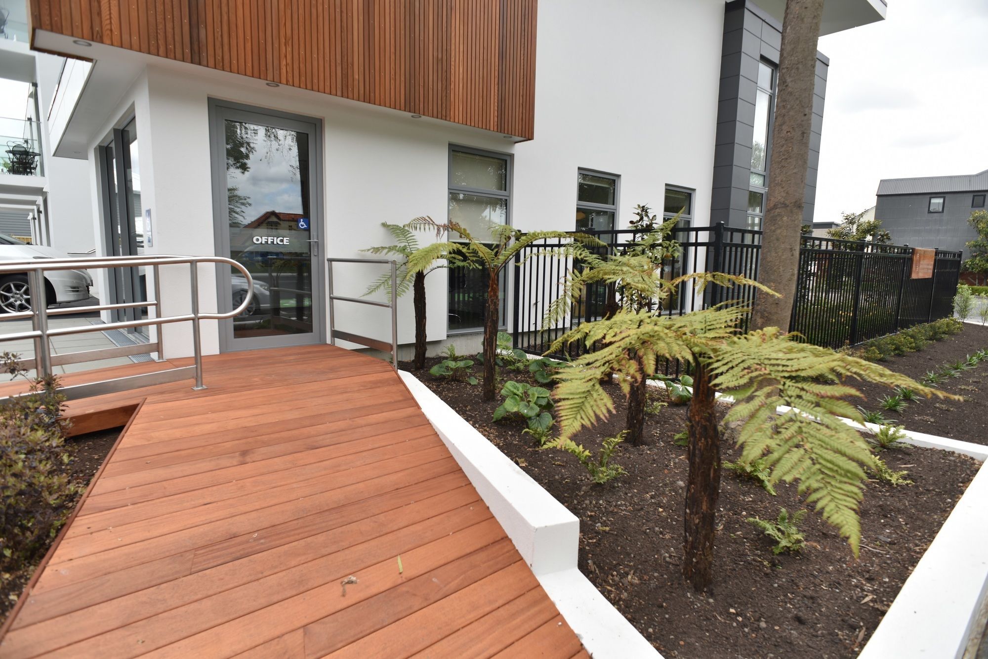 Bealey Plaza Motel Christchurch Eksteriør bilde A house in Auckland, New Zealand, with a deck made of H3 treated radiata pine