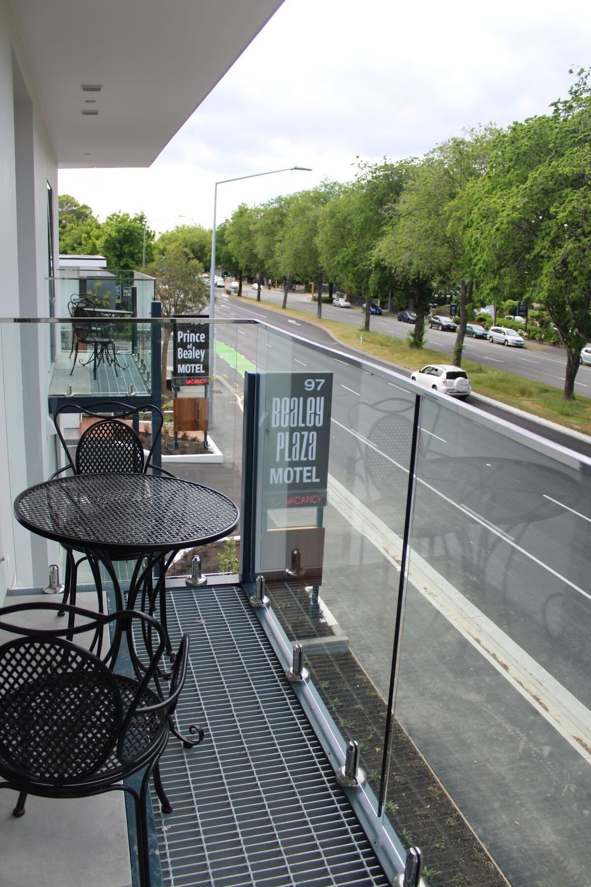 Bealey Plaza Motel Christchurch Eksteriør bilde A balcony at a motel in New Zealand