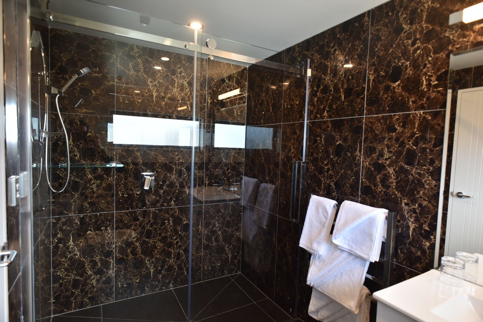 Bealey Plaza Motel Christchurch Eksteriør bilde A shower with a sliding door